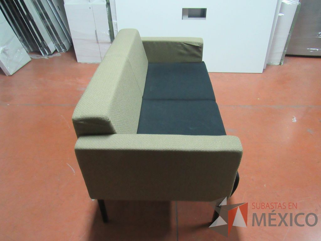 Lote 050 - Sillón de 2 plazas eb tela con asiento color azul y respaldo color café - Imagen 7