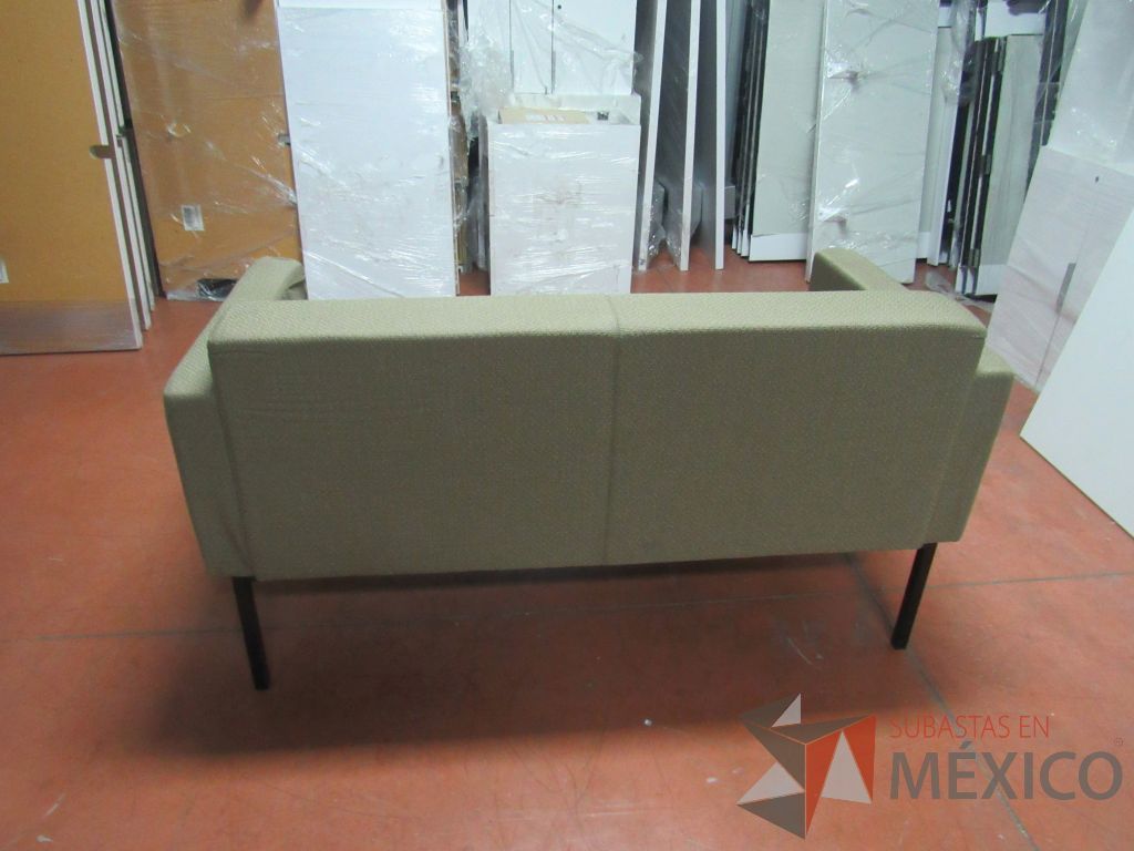 Lote 050 - Sillón de 2 plazas eb tela con asiento color azul y respaldo color café - Imagen 8