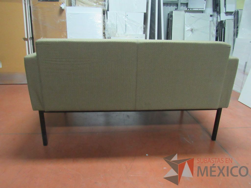 Lote 050 - Sillón de 2 plazas eb tela con asiento color azul y respaldo color café - Imagen 9