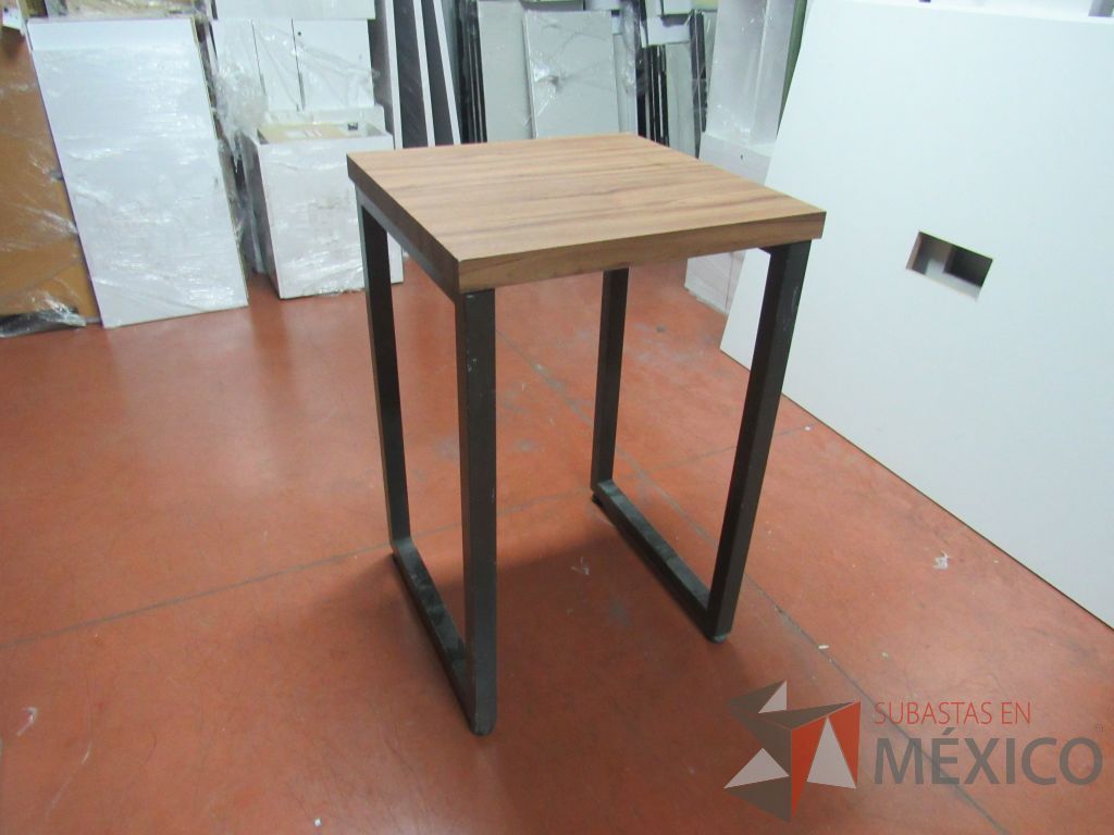 Lote 064 - 2 Mesas altas con base metálica y cubierta color café