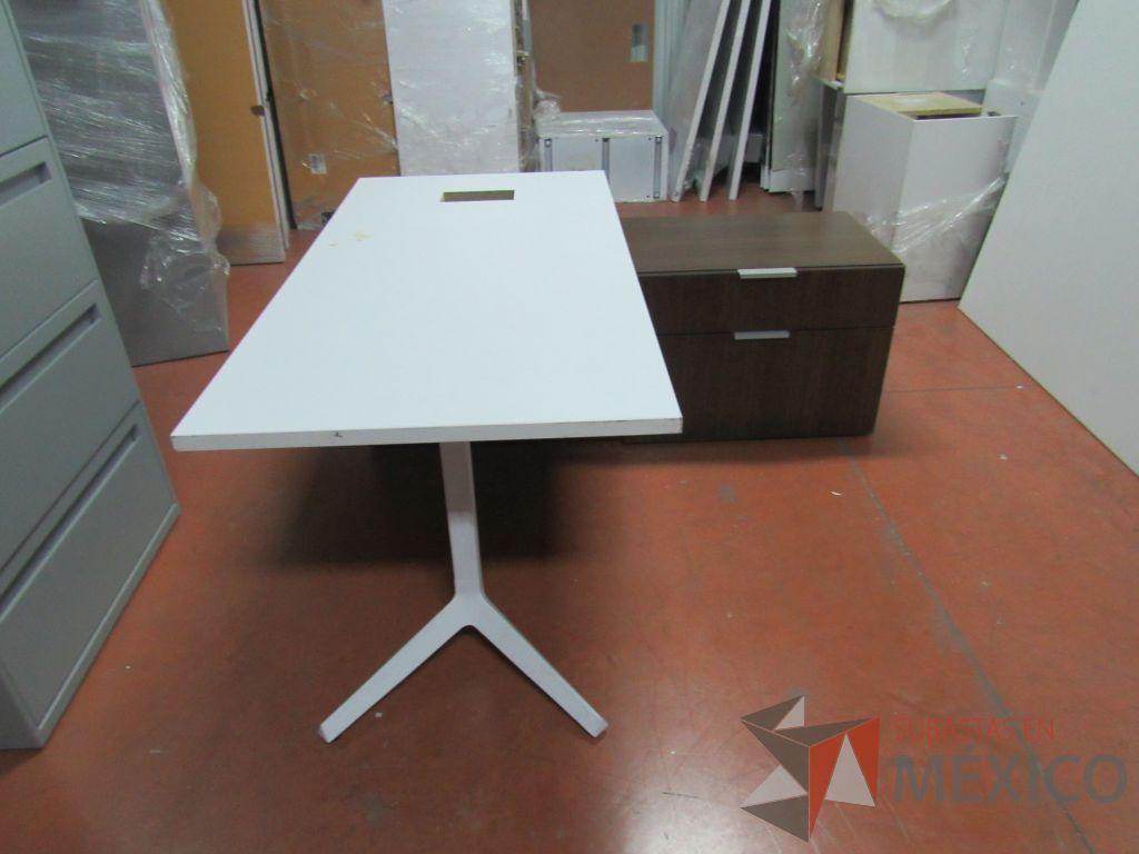 Lote 003 - Escritorio ejecutivo sobre credenza - Imagen 2