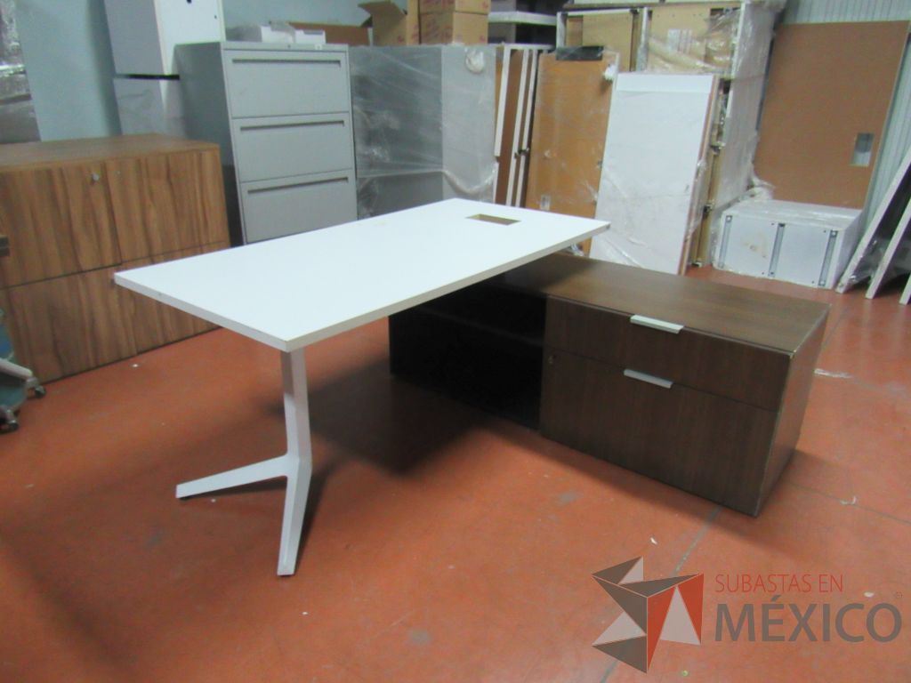 Lote 003 - Escritorio ejecutivo sobre credenza - Imagen 4