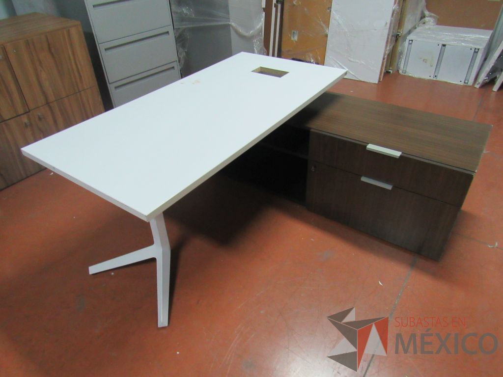 Lote 003 - Escritorio ejecutivo sobre credenza