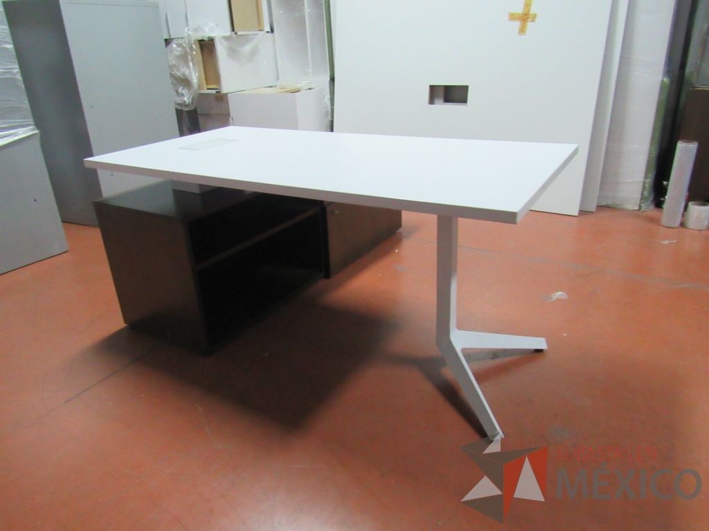 Lote 003 - Escritorio ejecutivo sobre credenza - Imagen 21