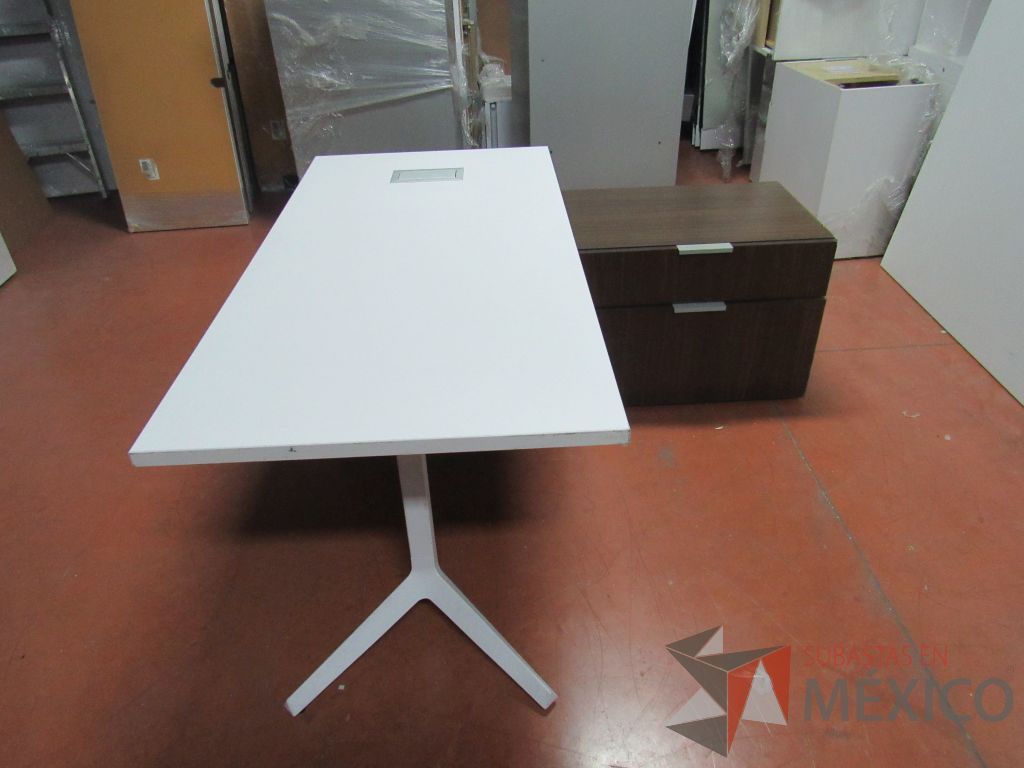 Lote 003 - Escritorio ejecutivo sobre credenza - Imagen 24