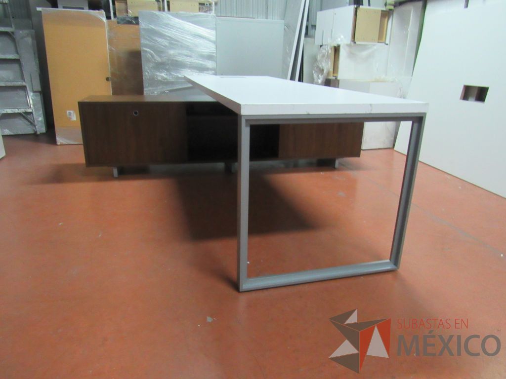 Lote 010 - Escritorio ejecutivo sobre credenza - Imagen 4