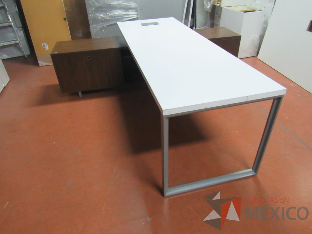 Lote 010 - Escritorio ejecutivo sobre credenza - Imagen 5