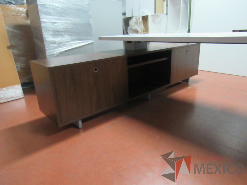 Lote 010 - Escritorio ejecutivo sobre credenza - Imagen 8