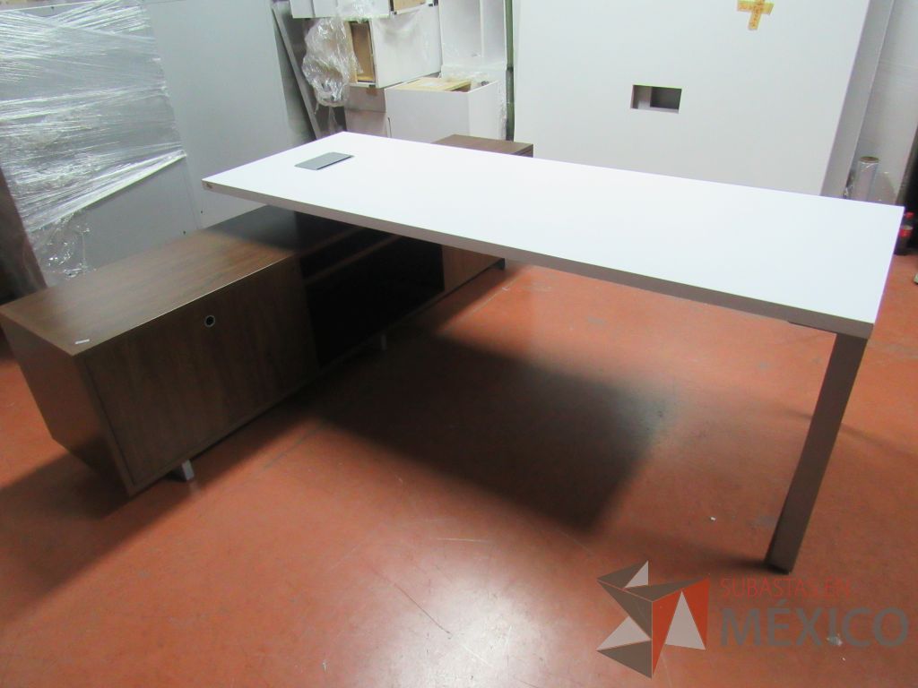 Lote 010 - Escritorio ejecutivo sobre credenza - Imagen 9
