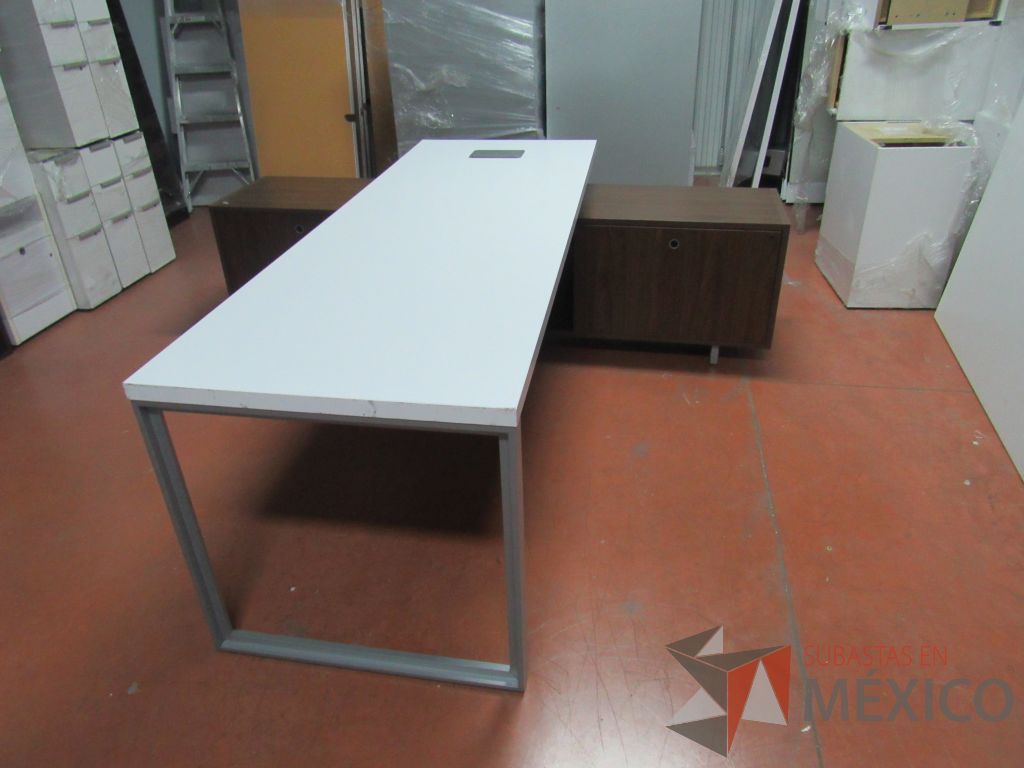 Lote 010 - Escritorio ejecutivo sobre credenza