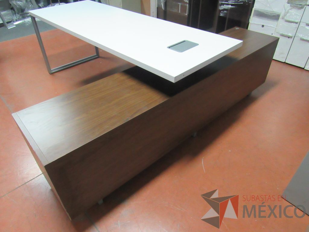 Lote 010 - Escritorio ejecutivo sobre credenza - Imagen 17