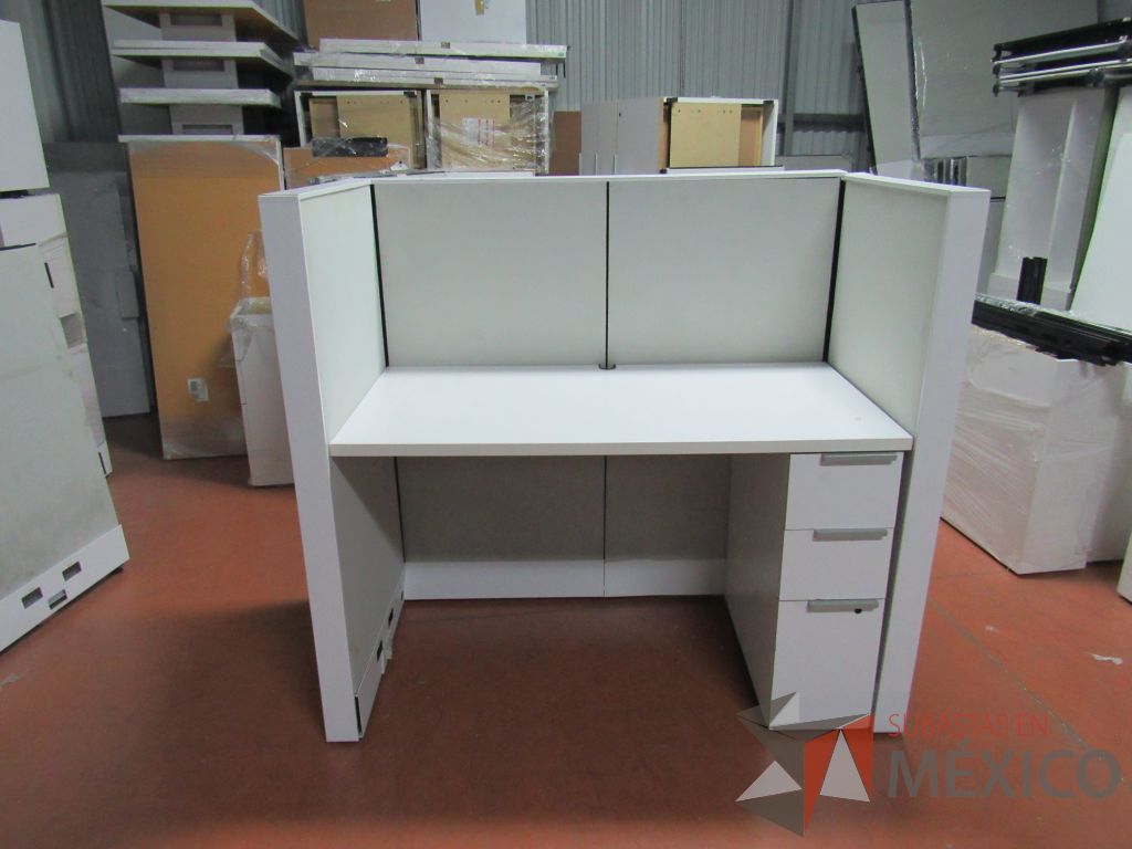 Lote 030 - 3 Estaciones de trabajo individuales con mampara y archivero de pedestal de 3 cajones color blanco - Imagen 4
