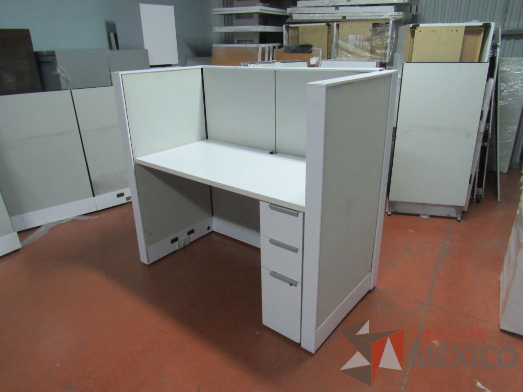 Lote 030 - 3 Estaciones de trabajo individuales con mampara y archivero de pedestal de 3 cajones color blanco