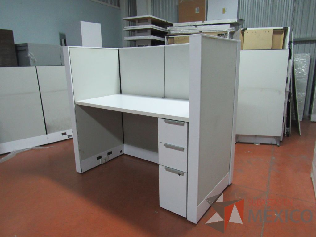 Lote 030 - 3 Estaciones de trabajo individuales con mampara y archivero de pedestal de 3 cajones color blanco - Imagen 9