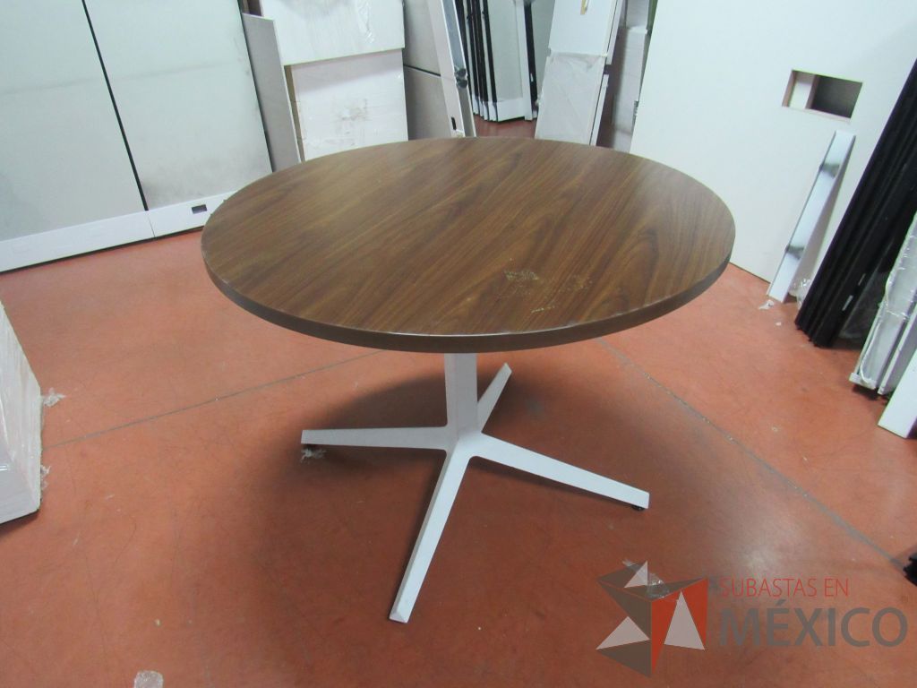 Lote 057- 2 Mesas de trabajo circular con base metálica y cubierta color café