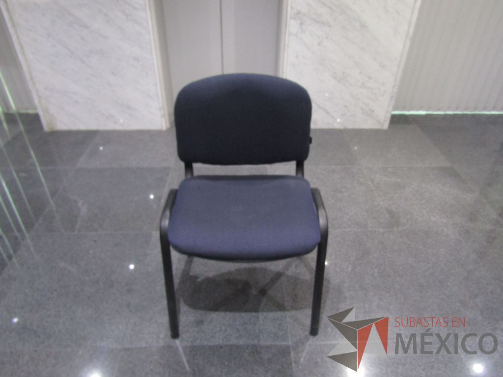 Lote 002 - 2 Sillas de vista con 4 patas metálicas, asiento y respaldo en tela color azul - Imagen 3