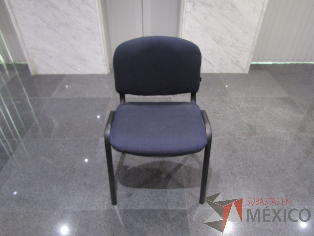 Lote 002 - 2 Sillas de vista con 4 patas metálicas, asiento y respaldo en tela color azul - Imagen 4