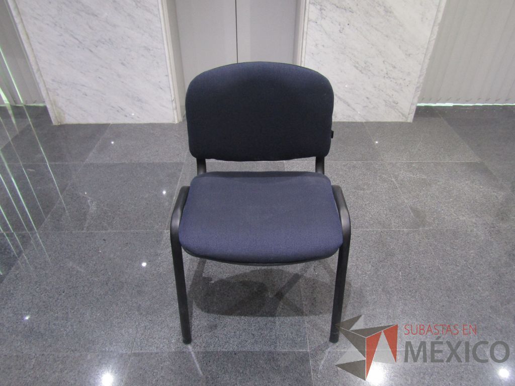Lote 002 - 2 Sillas de vista con 4 patas metálicas, asiento y respaldo en tela color azul