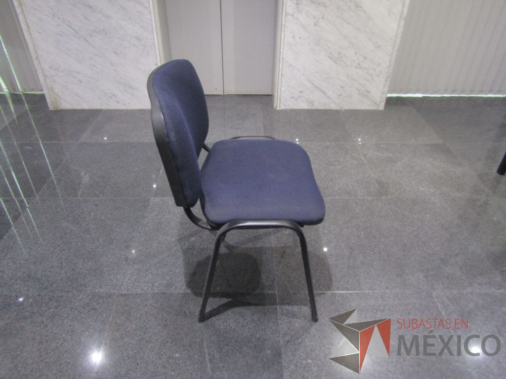 Lote 002 - 2 Sillas de vista con 4 patas metálicas, asiento y respaldo en tela color azul - Imagen 5