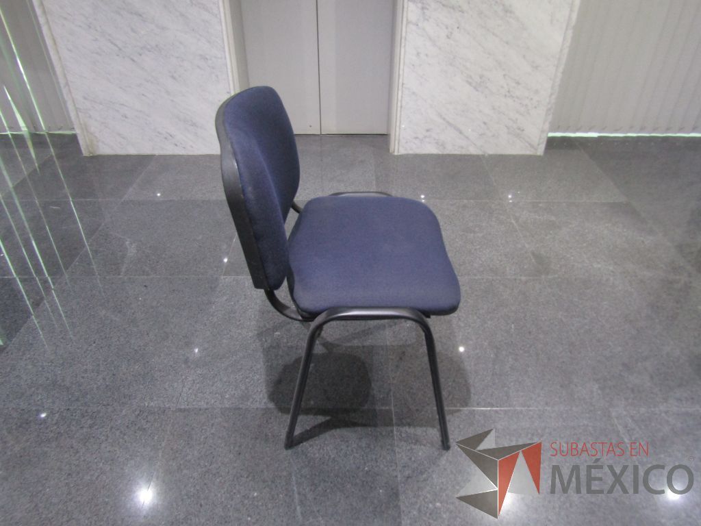 Lote 002 - 2 Sillas de vista con 4 patas metálicas, asiento y respaldo en tela color azul - Imagen 6
