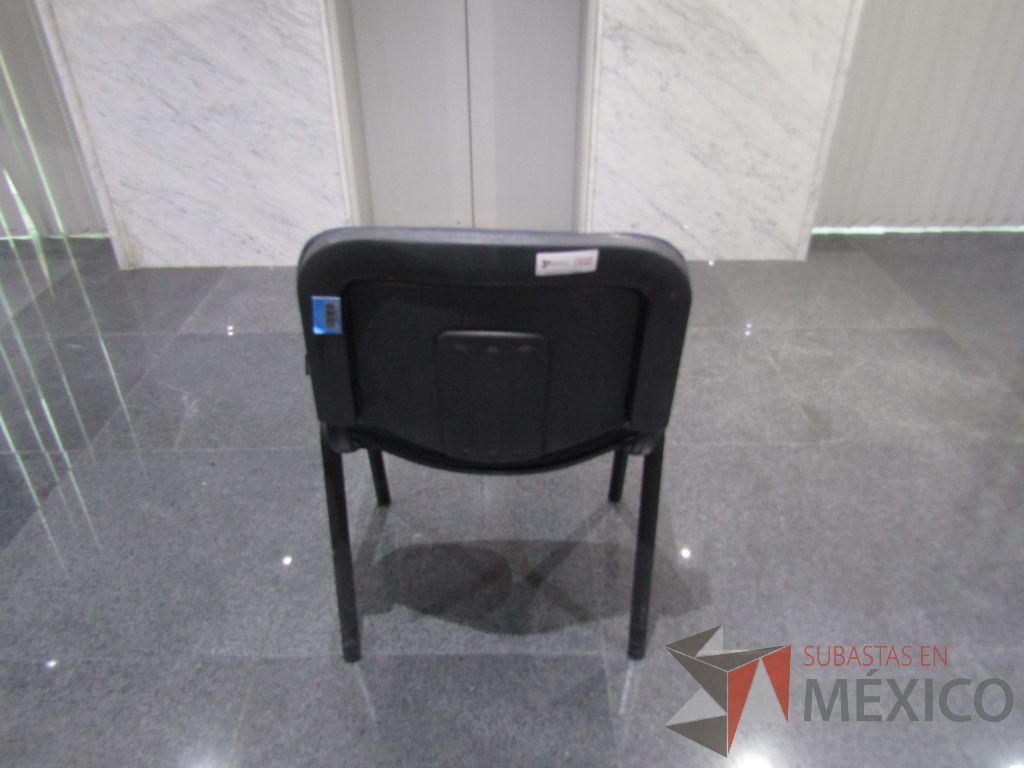 Lote 002 - 2 Sillas de vista con 4 patas metálicas, asiento y respaldo en tela color azul - Imagen 7