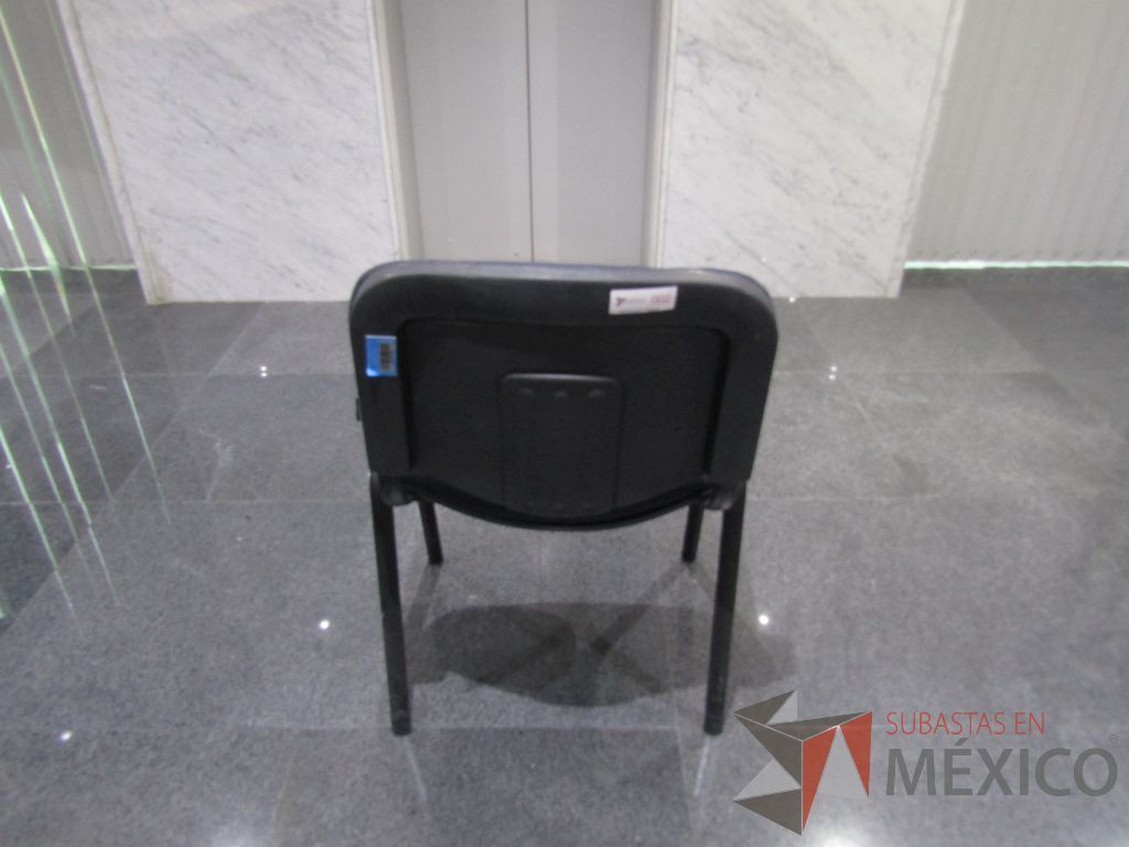 Lote 002 - 2 Sillas de vista con 4 patas metálicas, asiento y respaldo en tela color azul - Imagen 8