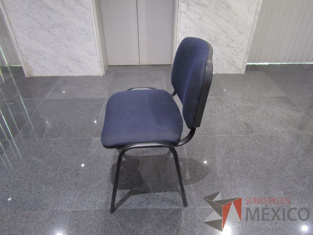 Lote 002 - 2 Sillas de vista con 4 patas metálicas, asiento y respaldo en tela color azul - Imagen 10