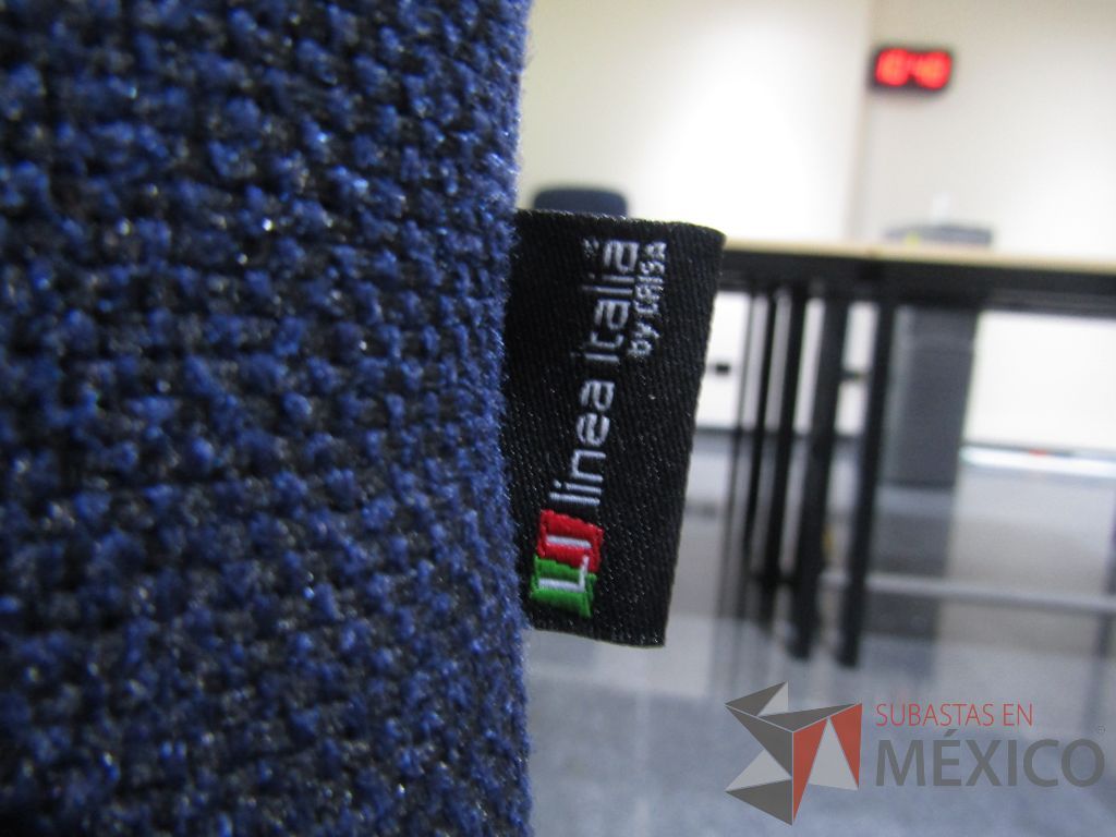 Lote 002 - 2 Sillas de vista con 4 patas metálicas, asiento y respaldo en tela color azul - Imagen 13