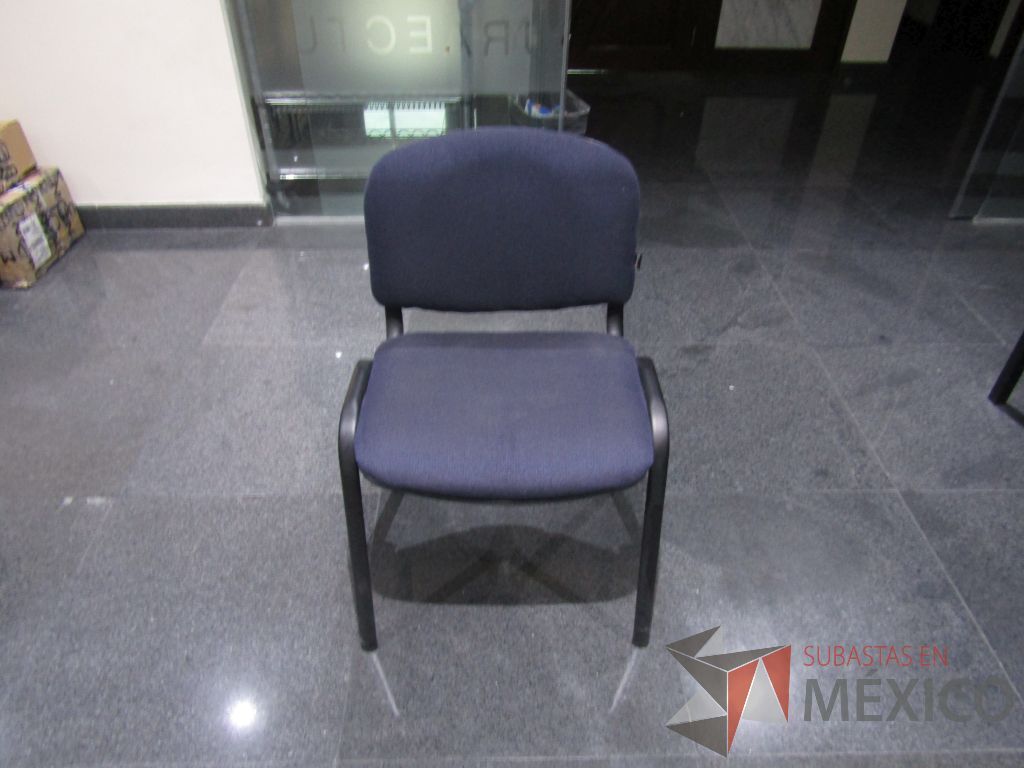 Lote 002 - 2 Sillas de vista con 4 patas metálicas, asiento y respaldo en tela color azul - Imagen 14