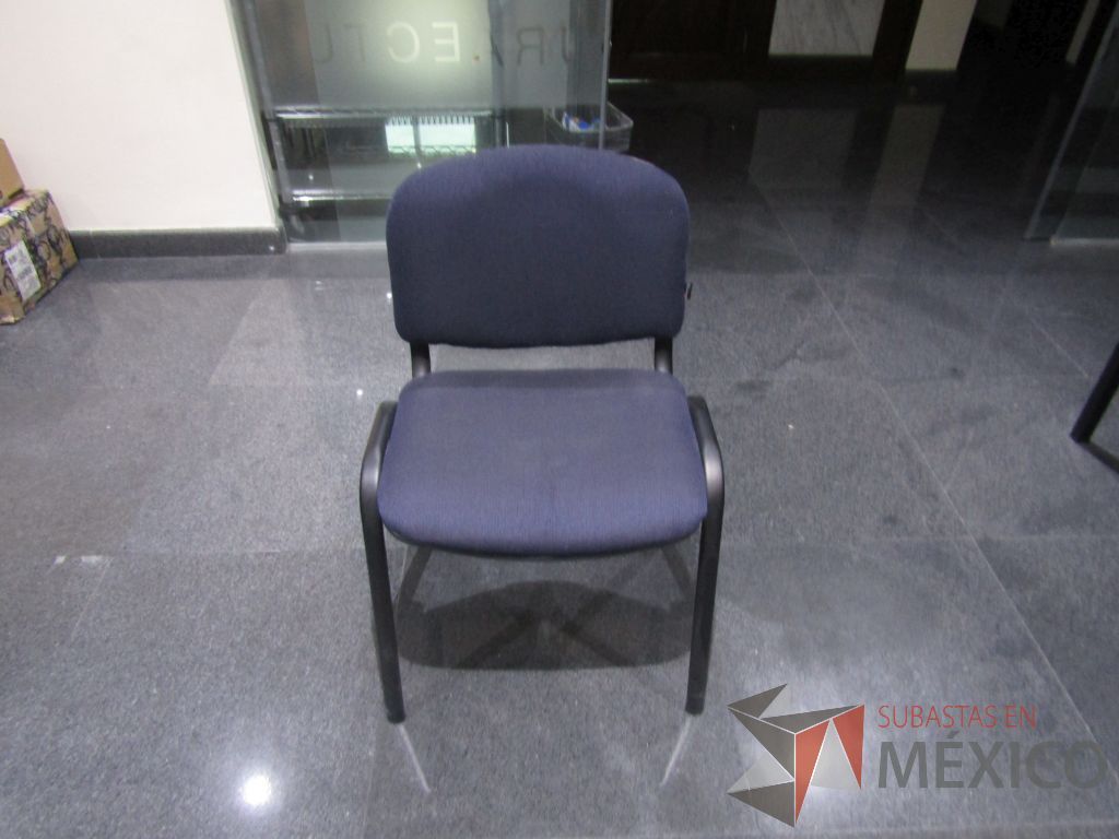 Lote 002 - 2 Sillas de vista con 4 patas metálicas, asiento y respaldo en tela color azul - Imagen 15