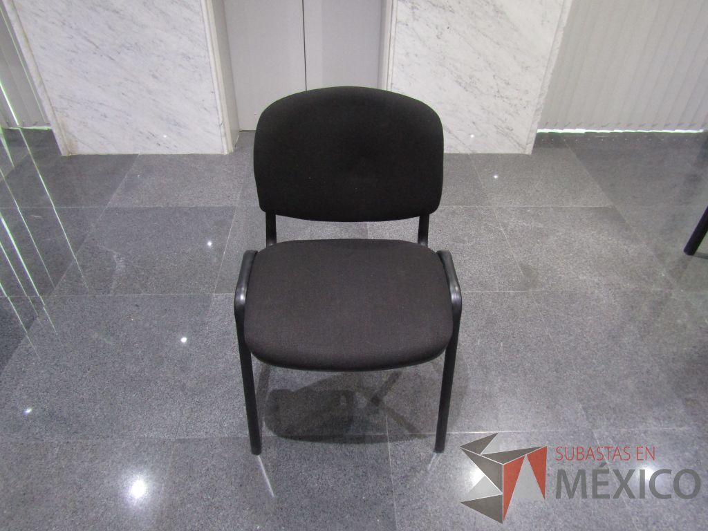 Lote 003 - 2 Sillas de visita con 4 patas metálicas con asiento y respaldo en tele color negro - Imagen 2