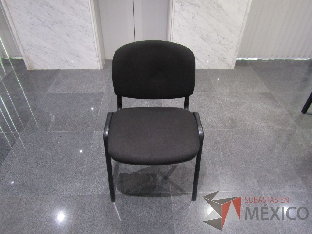 Lote 003 - 2 Sillas de visita con 4 patas metálicas con asiento y respaldo en tele color negro