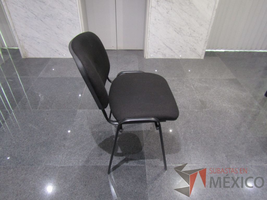 Lote 003 - 2 Sillas de visita con 4 patas metálicas con asiento y respaldo en tele color negro - Imagen 3