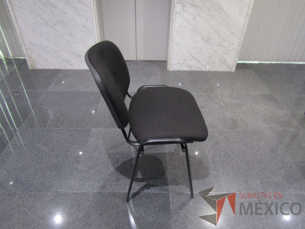 Lote 003 - 2 Sillas de visita con 4 patas metálicas con asiento y respaldo en tele color negro - Imagen 4