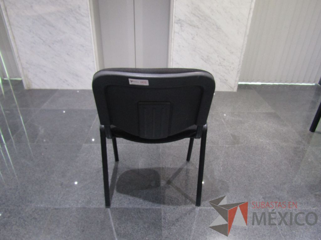 Lote 003 - 2 Sillas de visita con 4 patas metálicas con asiento y respaldo en tele color negro - Imagen 5