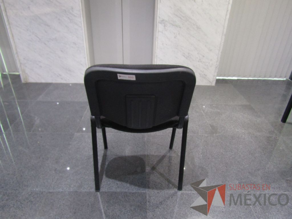Lote 003 - 2 Sillas de visita con 4 patas metálicas con asiento y respaldo en tele color negro - Imagen 6