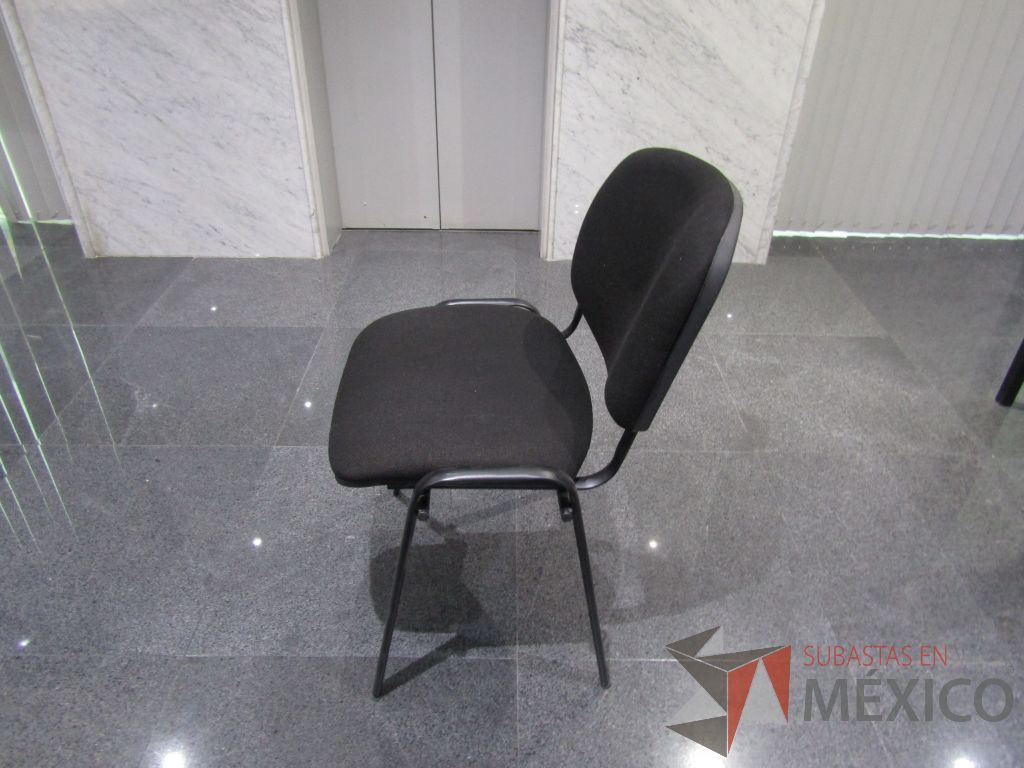 Lote 003 - 2 Sillas de visita con 4 patas metálicas con asiento y respaldo en tele color negro - Imagen 7