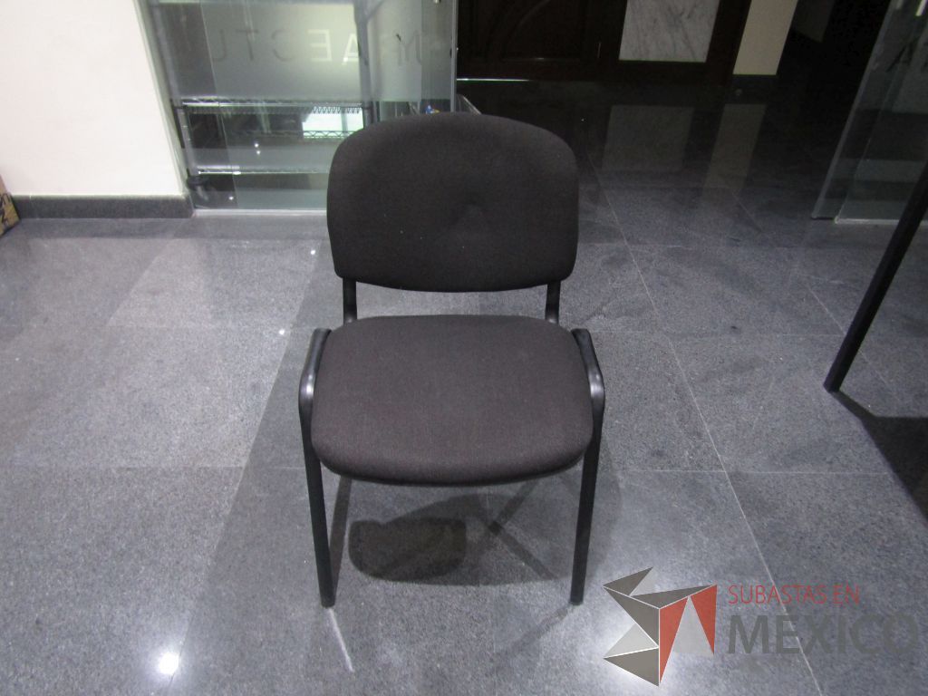 Lote 003 - 2 Sillas de visita con 4 patas metálicas con asiento y respaldo en tele color negro - Imagen 9