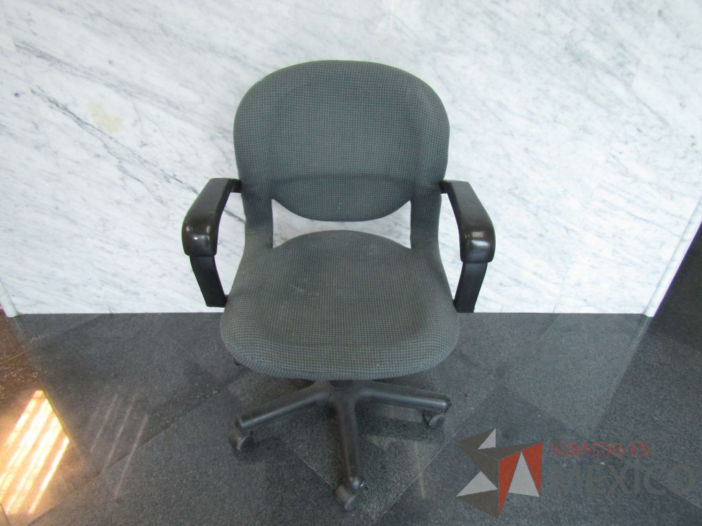 Lote 006 - Silla operativa con ruedas color azul - Imagen 2