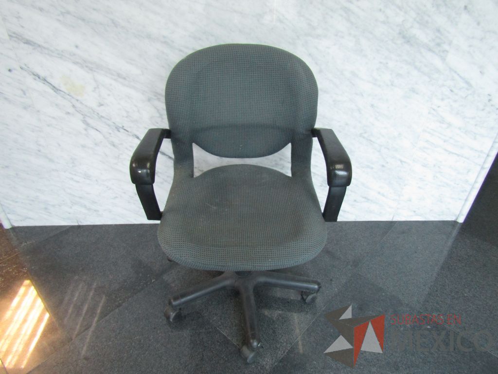 Lote 006 - Silla operativa con ruedas color azul - Imagen 3