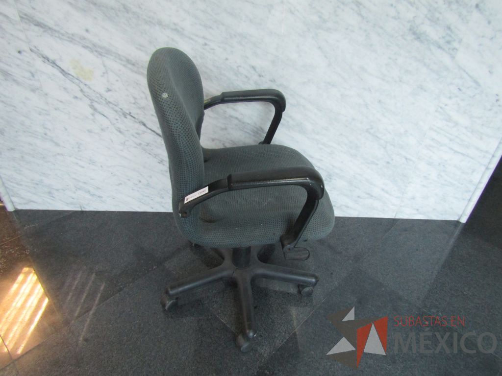 Lote 006 - Silla operativa con ruedas color azul - Imagen 4