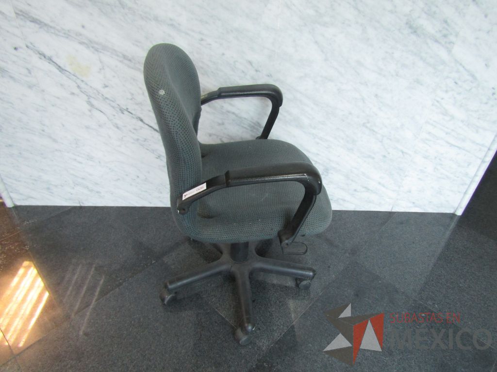 Lote 006 - Silla operativa con ruedas color azul - Imagen 5