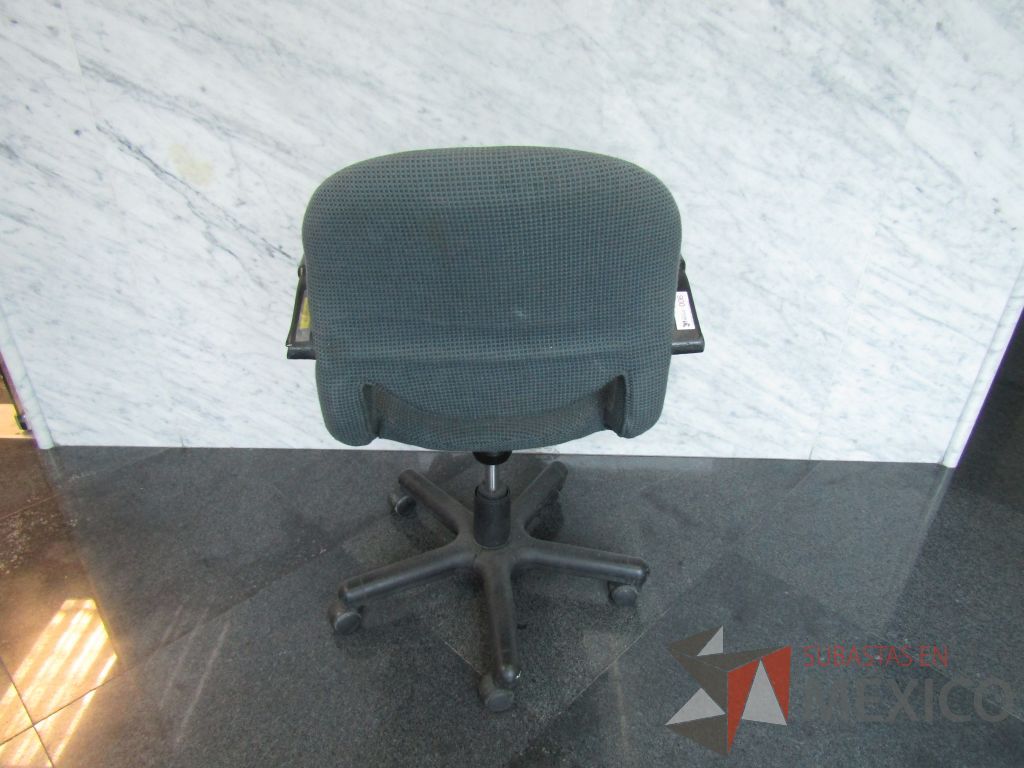 Lote 006 - Silla operativa con ruedas color azul - Imagen 6