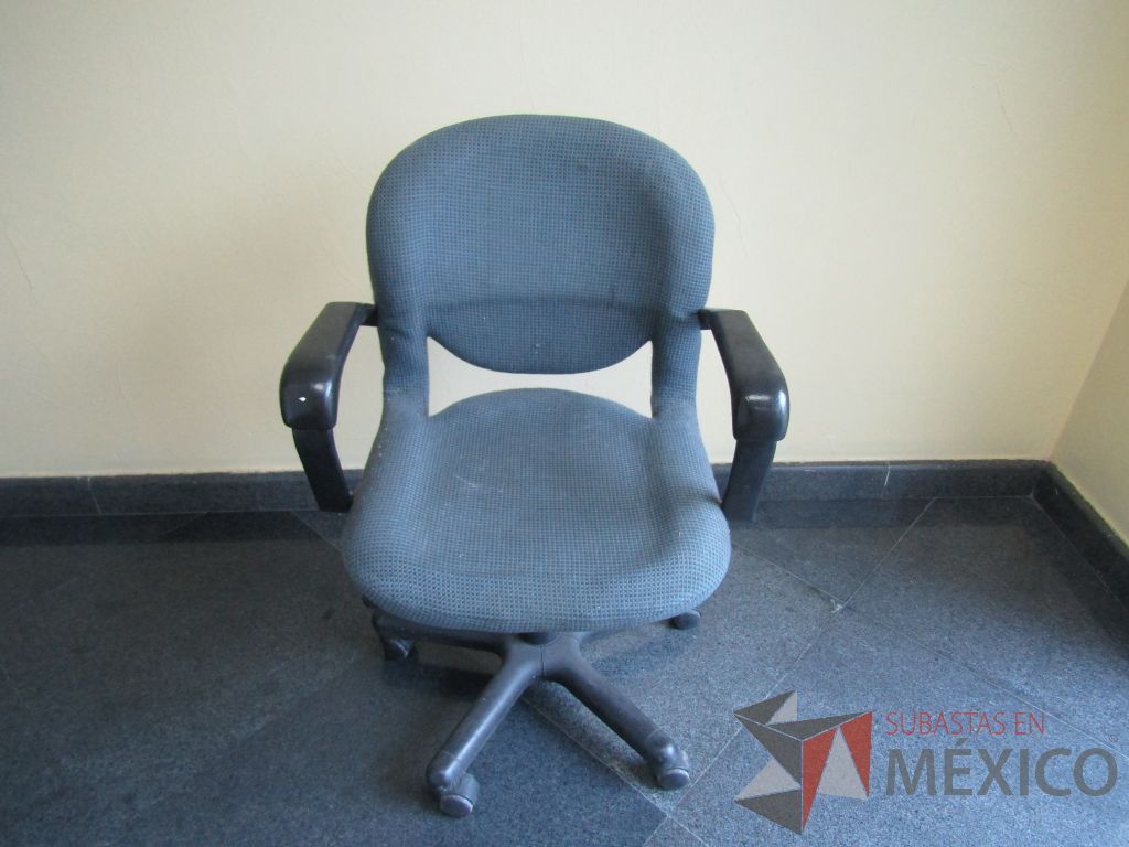 Lote 006 - Silla operativa con ruedas color azul