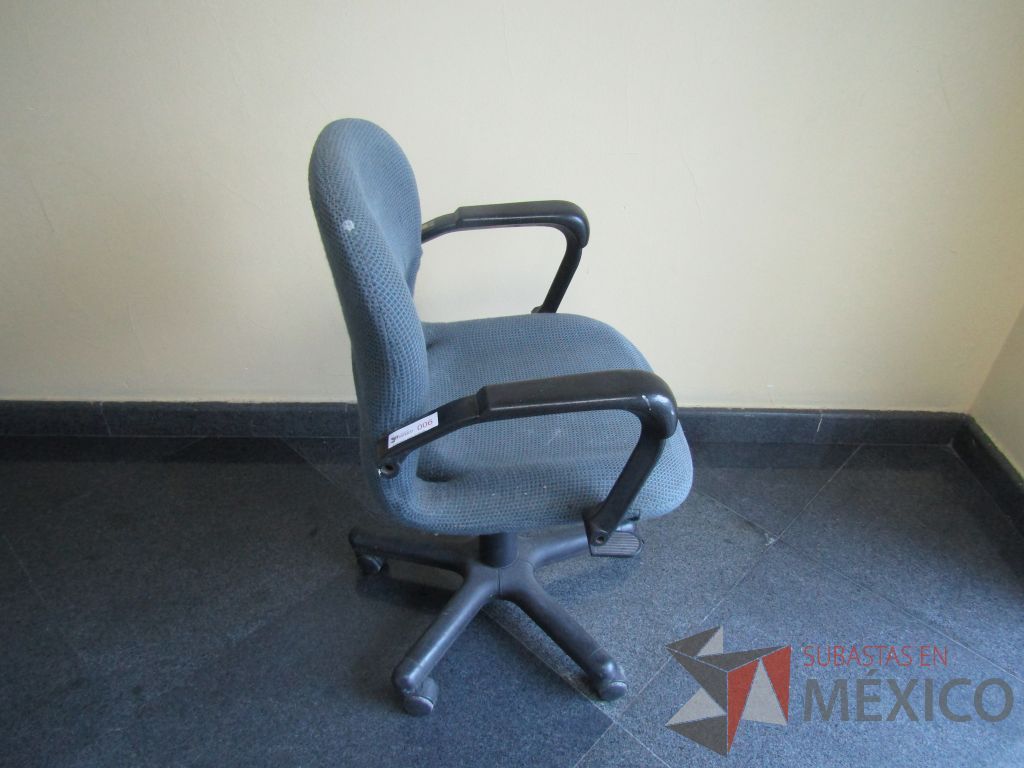Lote 006 - Silla operativa con ruedas color azul - Imagen 7