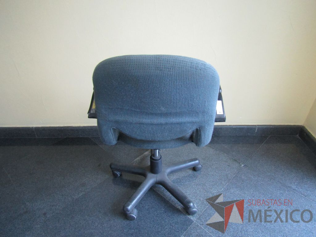 Lote 006 - Silla operativa con ruedas color azul - Imagen 8