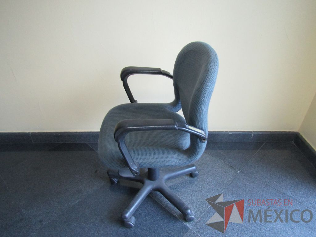 Lote 006 - Silla operativa con ruedas color azul - Imagen 9