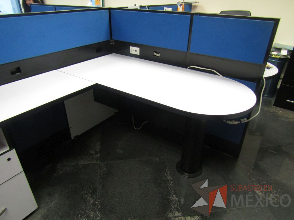Lote 008 - Estación de trabajo para 4 personas con 4 archiveros de 2 cajones - Imagen 19