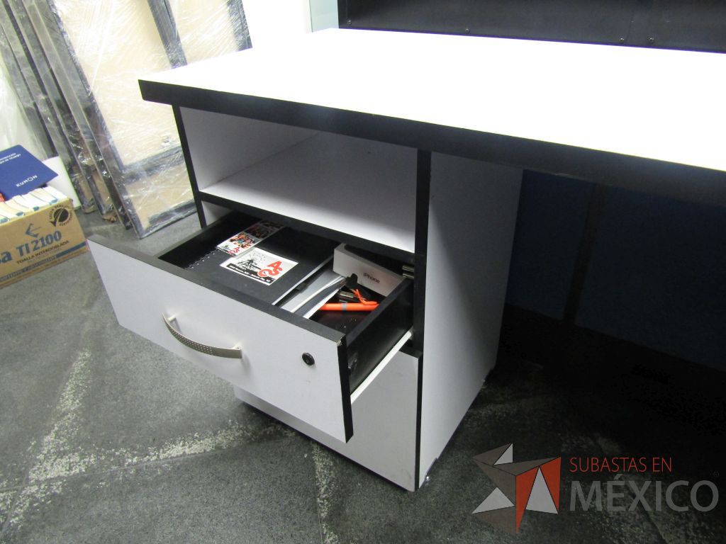 Lote 008 - Estación de trabajo para 4 personas con 4 archiveros de 2 cajones - Imagen 7