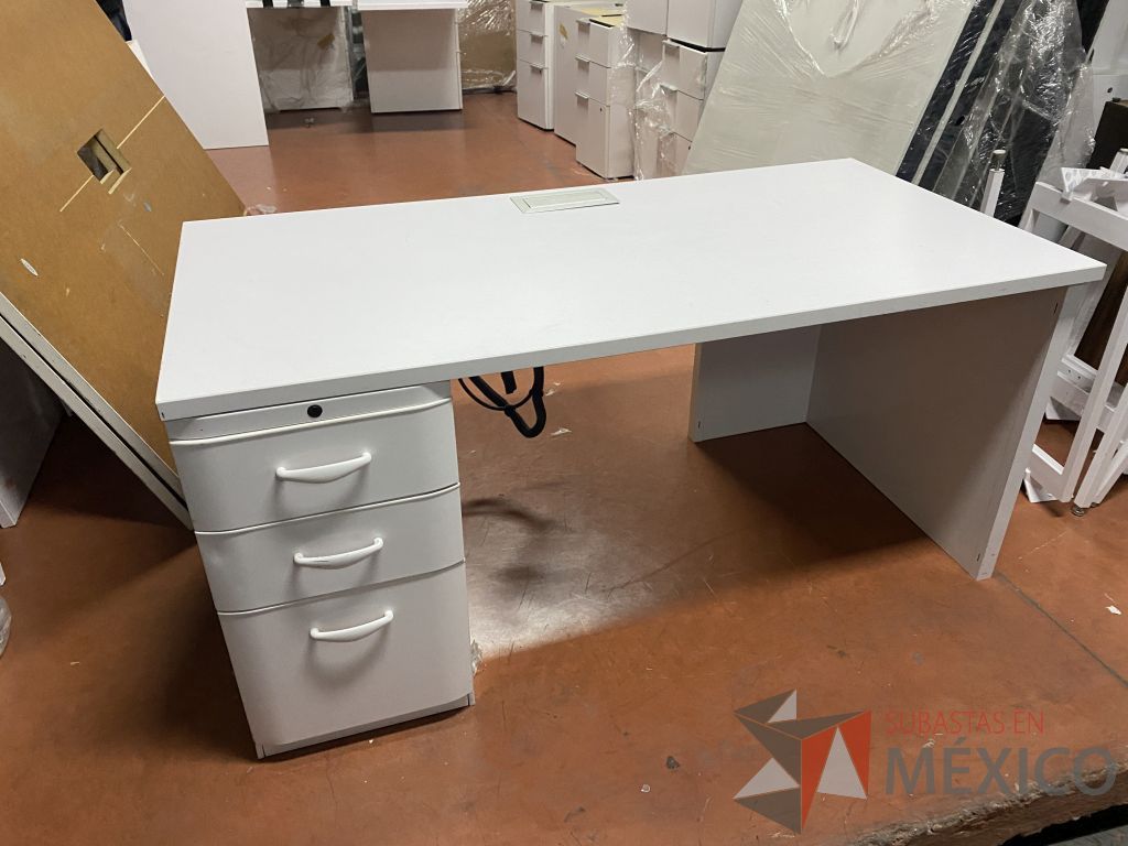 Lote 004 - Escritorio con archivero de pedestal de 3 cajones y cubierta color blanco - Imagen 2